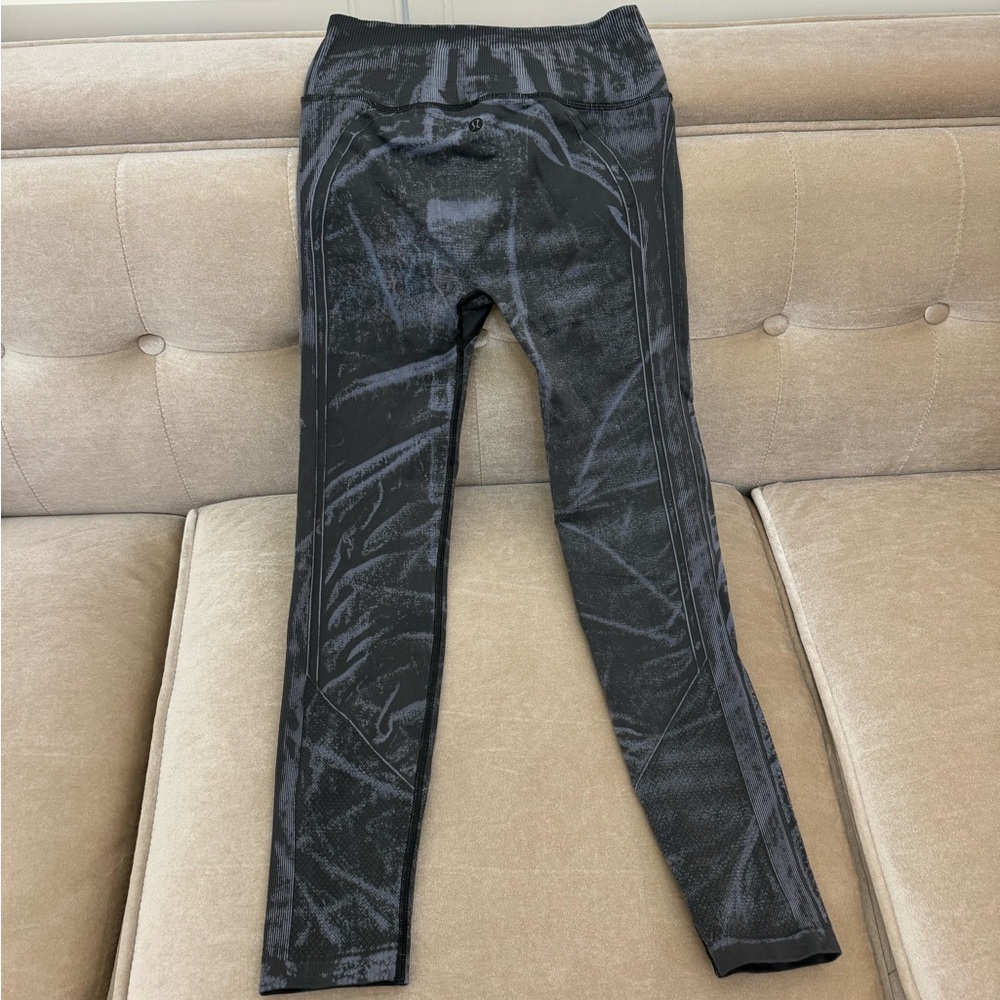 Lululemon size 6 mid calf leggings